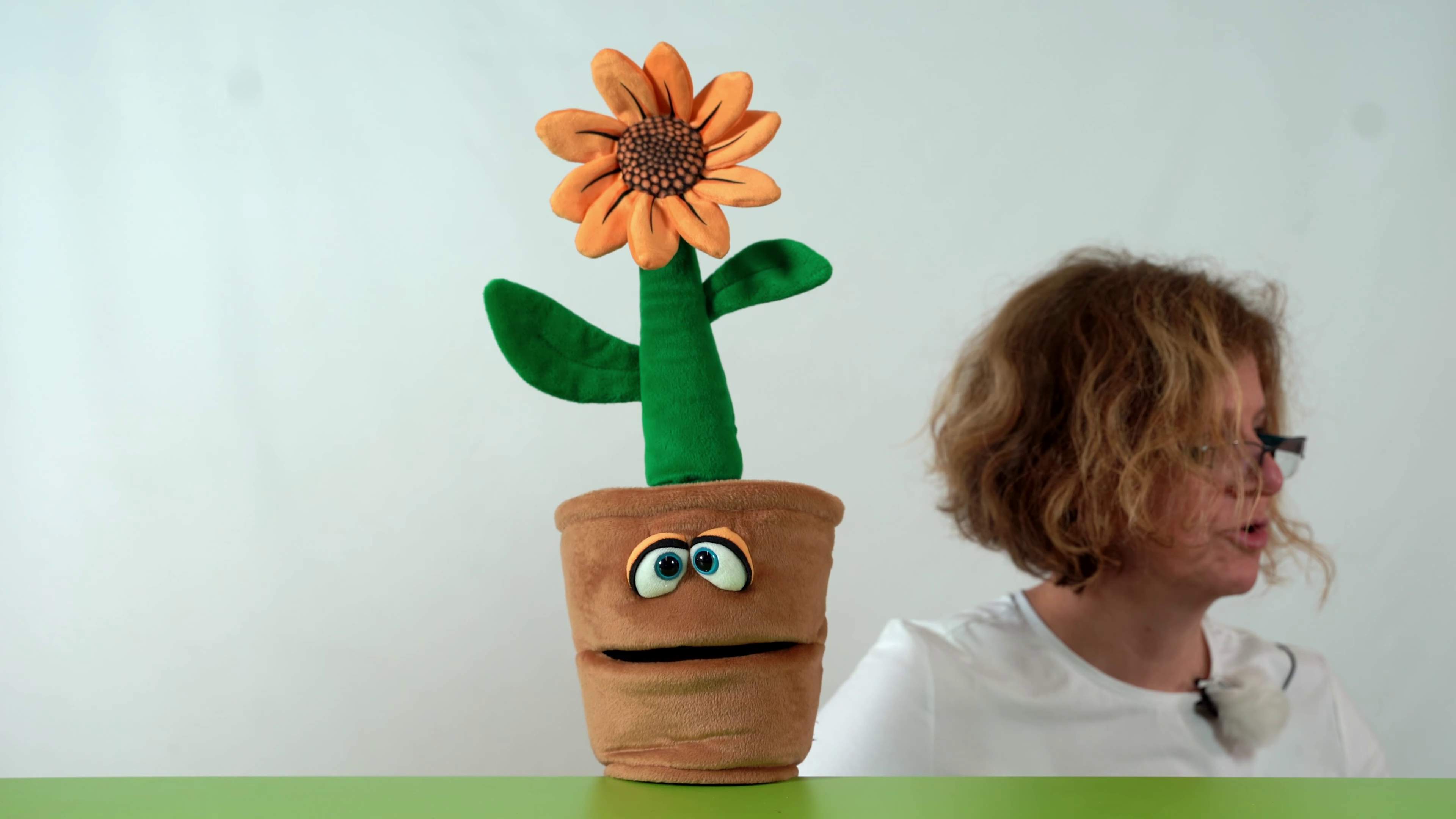 Living Puppets hand puppet flowerpot Volker Demo
