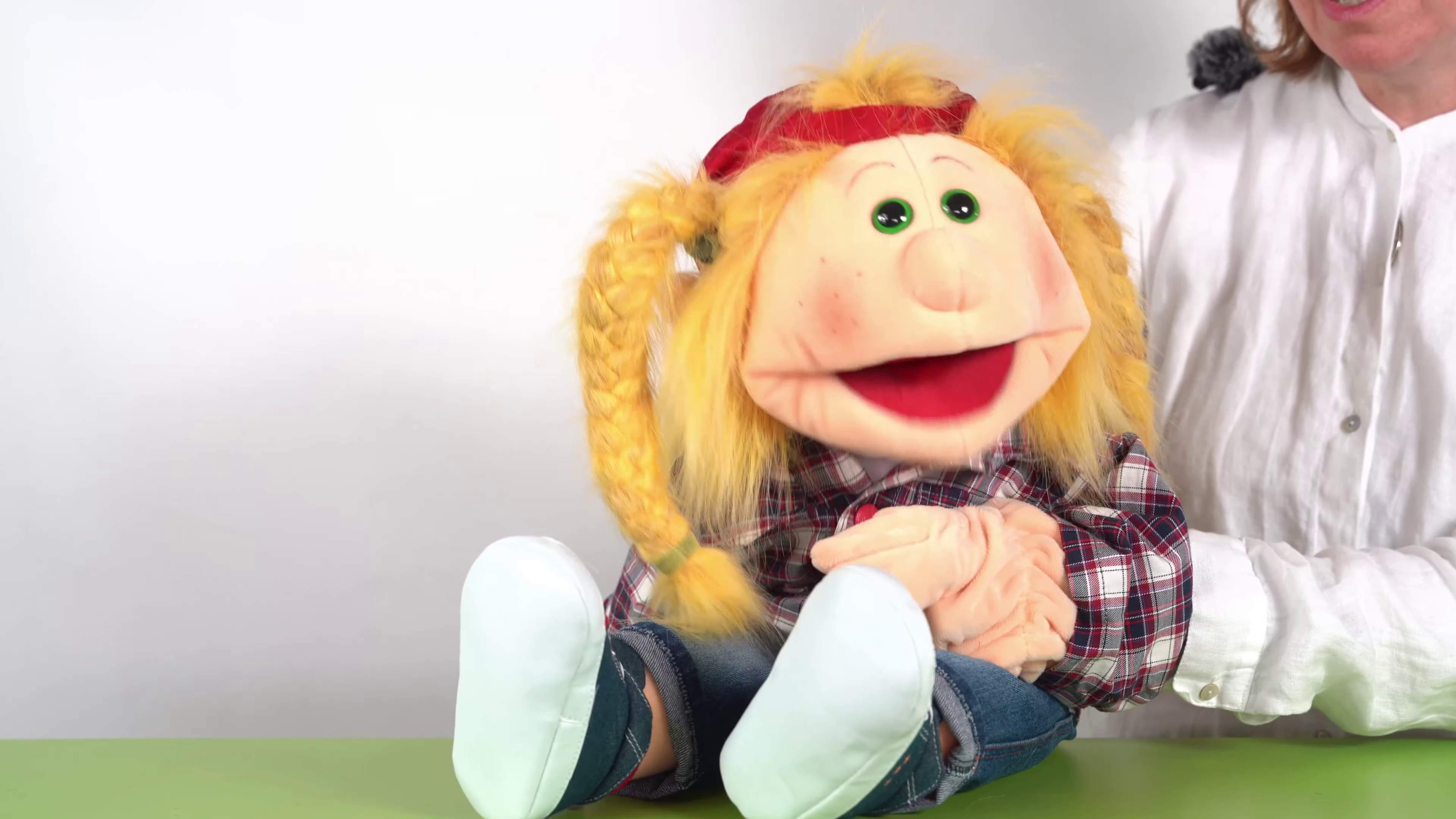 Living Puppets hand puppet Katie Kickflip Demo