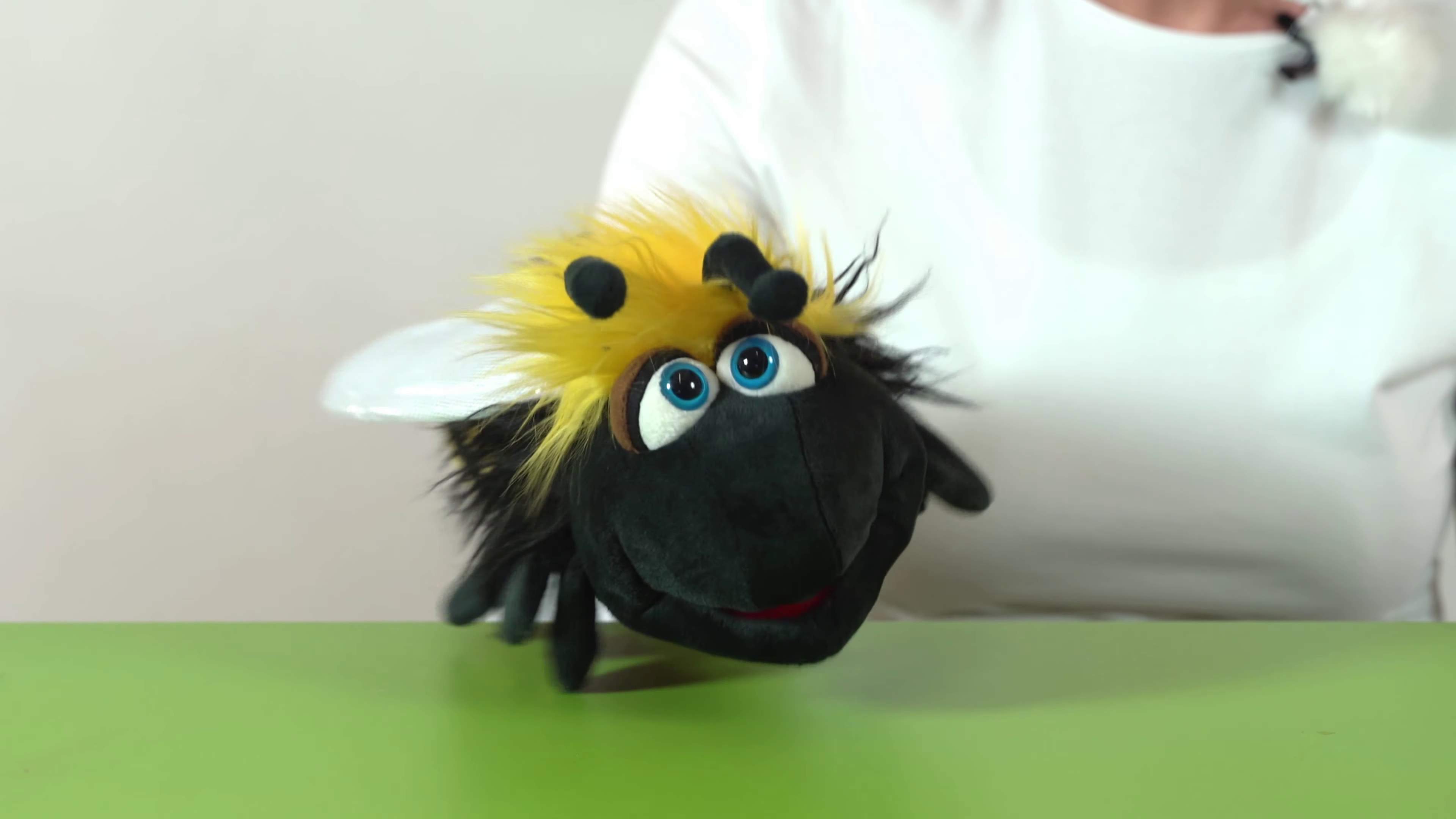 Living Puppets hand puppet bee Doris Demo