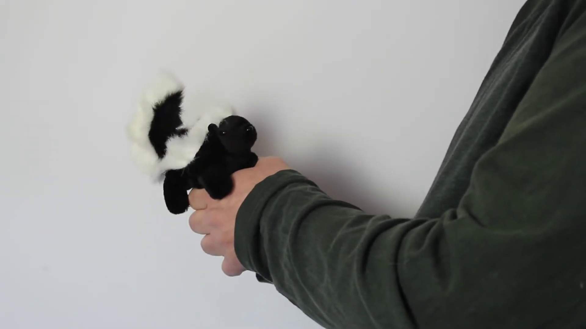 Folkmanis Mini Skunk Finger Puppet Demo 2