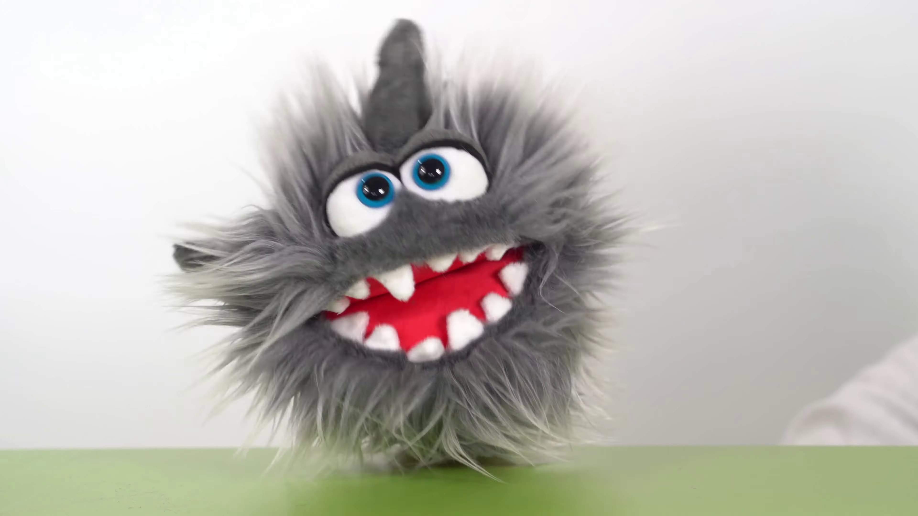 Living Puppets hand puppet shark Hainer Demo