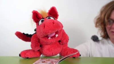 Living Puppets hand puppet dragon Elsa Demo